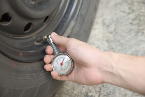 Male hand metering used tubeless tyre pressure with analog guage