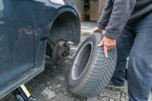 Manually tire change with four-way socket wrench